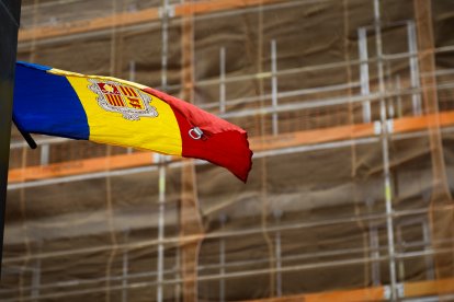 La bandera onejant davant d’un edifici en construcció.