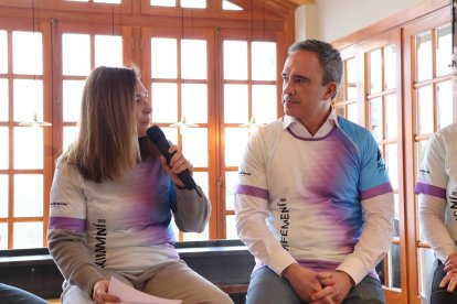 La consellera del comú de la Massana, Elisabet Rossell, i el secretari d'Estat de Joventut i Esports, Alain Cabanes, durant la presentació de l'esdeveniment.