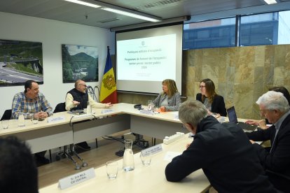 El secretari general de l'USDA, Gabriel Ubach, parlant amb la ministra Conxita Marsol, durant la reunió del Consell Econòmic i Social.