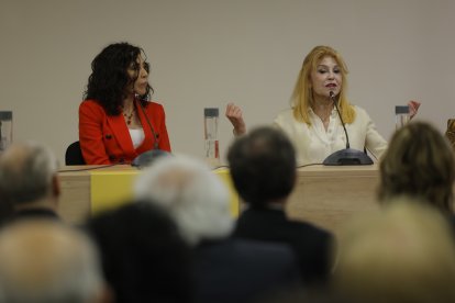 La doctora Carmen Romero acompanyada de la baronessa Thyssen durant la presentació del llibre.