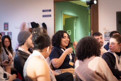 La presidenta del Fòrum de la Joventut, Lisa Cruz, i altres membres de l'entitat, durant l'assemblea que va organitzar el Fòrum de la Joventut.