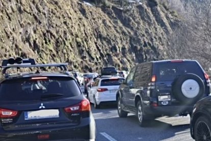 Els vehicles parats a la retenció entre Canillo i Encamp.