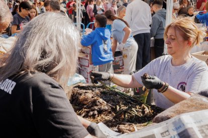 Un moment durant la calçotada popular.