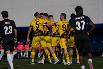 Els jugadors de l’UE celebren un gol.