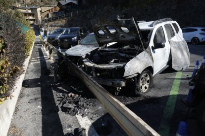 Els vehicles calcinats a Aixirivall.