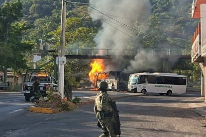Un autocar cremant en una ciutat de Mèxic a causa de la guerra entre els narcotraficants i l'estat.