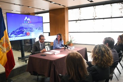 La cònsol major d’Ordino, Maria del Mar Coma, i el ministre de Turisme i Comerç, Jordi Torres, durant la presentació de l’esdeveniment.