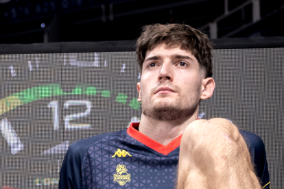 Kostas Kostadinov en un escalfament.