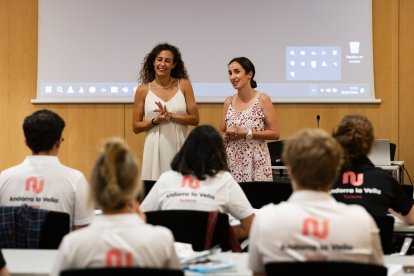 Diverses persones amb les samarretes de treballadors comunals, durant les formacions per ocupar les places ofertades a l'estiu, l'any passat.