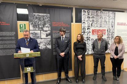 El rector de l'UdA, Juli Minoves, juntament amb el síndic general, Carles Ensenyat a l'exposició sobre els refugiats de la Guerra Civil i la Segona Guerra Mundial.
