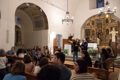 Una persona ensenyant una església de Canillo a la població.