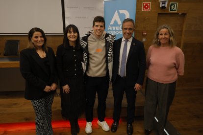 L'esquiador paralímpic Roger Puig acompanyat de la ministra d'Espots, Mònica Bonell i el secretari d'Estat d'Espots, Alain Cabanes.