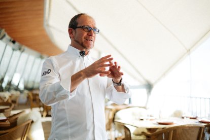El xef d'estrella Michelin, Enrique Pérez, durant la presentació del menú "Terra i Sal".
