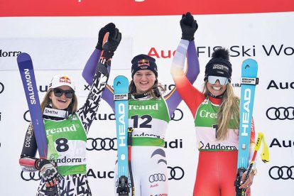 Alice Robinson, a l’esquerra, Emma Aicher al centre i Corinne Suter, a la dreta al podi de l’Àliga.