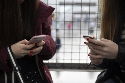 El vet a les xarxes als adolescents genera dubtes.
