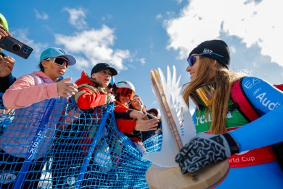 La guanyadora del segon supergegant, Sofia Goggia, firmant autògrafs als aficionats.