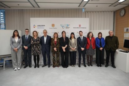 La ministra de Presidència, Economia, Treball i Habitatge, Conxita Marsol, la gerent d’ARI, Marta Domènech, el director del CRG, Luis Serrano i altres especialistes durant la signatura del conveni a Barcelona.