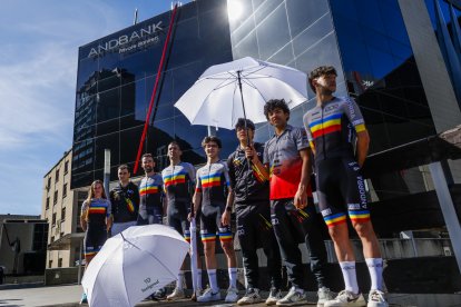 Ciclistes amb les noves equipacions de la FAC.