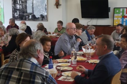 Els padrins i padrines durant l'àpat.