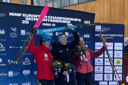 Lea Ancion, a l’esquerra, al podi de Shahdag.