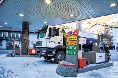 Un camió cisterna en una estació de servei.