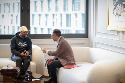 Xavier Espot, en un moment de la trobada amb l'infant soldat congolès i membre de l'associació Pau per a la infància internacional, Junior Nzita.