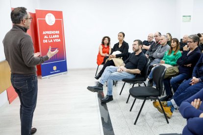 Xavier Espot al Centre de Formació al llarg de la Vida amb els alumnes majors de 25 anys que cursen el Diploma de Ciències humanes i socials.