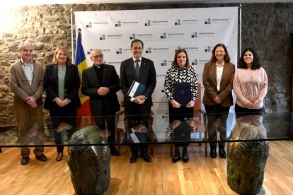 Acte de signatura del conveni entre el govern i la fundació Maria Maestre relatiu al suport econòmic que la fundació aporta al Centre Residencial d'Eduació Intensiva (CREI).