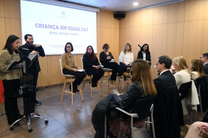 Les ponents a la taula rodona sobre maternitat.