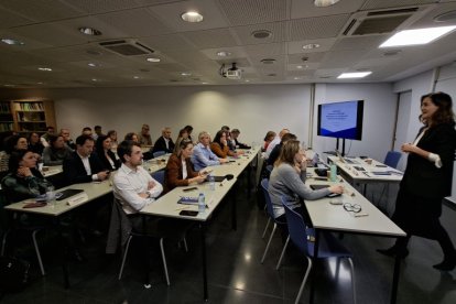 La directora acadèmica Mónica Reig durant la formació dels professionals durant el curs de col·laboració publicoprivada.