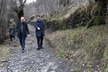 Guillem Casal i Jordi Alcobé al camí on està previst fer l’actuació.