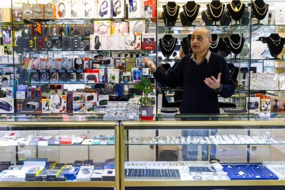 Un dels comerciants del Pas consultats.