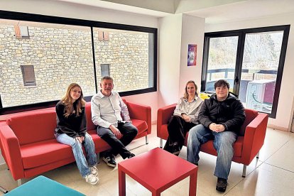 Alumnes, director del Centre i professora.