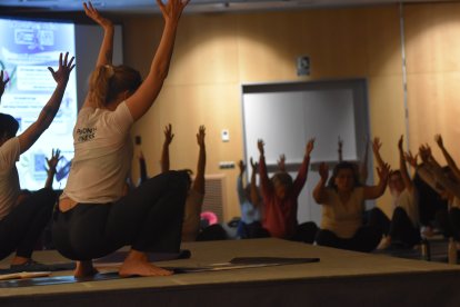 Un moment de la sessió de ioga.