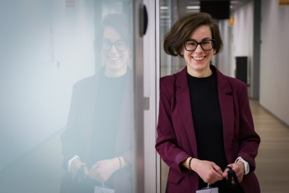 Núria Segués a la zona destinada a despatxos per als grups al Consell.