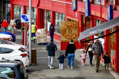 Turistes al Pas de la Casa, ahir al migdia.