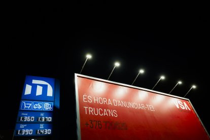 Preus dels carburants en una benzinera, ahir.
