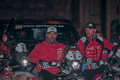 Cristian España, a l’esquerra, abans de la prova.