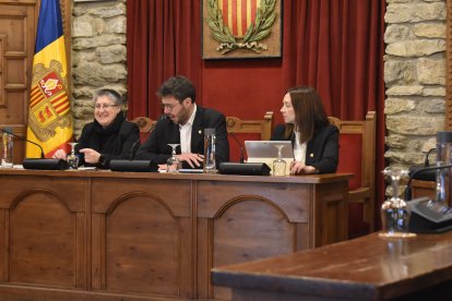 El cònsol major, Cerni Cairat, i la cònsol menor, Sofia Cortesao, durant la sessió de consell de comú.