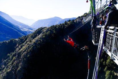 Jumping al pont tibetà de Canillo.