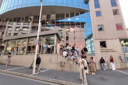 Persones al servei d’Immigració.