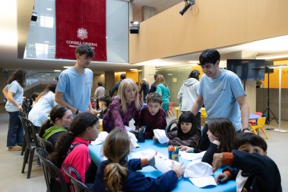 La subsíndica general d'Andorra, Sandra Codina, amb els infants a la primera jornada de portes obertes amb motiu del Dia de la Constitució.