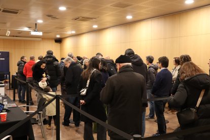 Molts socis del Barça es van aplegar al Centre de Congressos per votar, ahir.