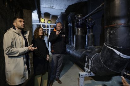 El Secretari d’Estat de Transició Energètica, Transports i Mobilitat, David Forné, amb la directora general de FEDA, Sílvia Calvó, durant la presentació de la unió de les xarxes de calor d'Andorra la Vella i Escaldes-Engordany.