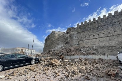 La torre enfonsada del castell d'Escalona.
