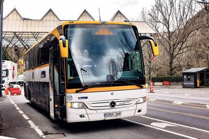 Policies realitzant un control dins un autobús a la frontera hispanoandorrana.