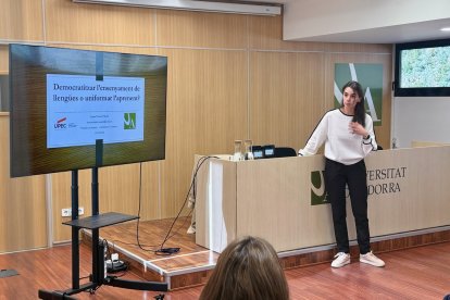 Laura Navarro, doctoranda a la Universitat París-Est Créteil (UPEC), durant la presentació.