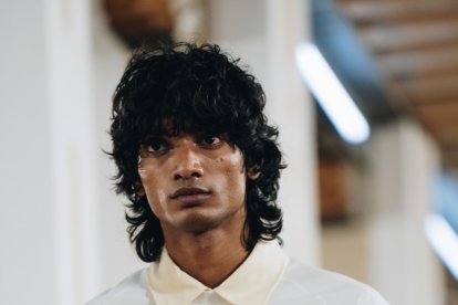 Un model amb la camiseta vintage de l'FC Andorra, que el club lluirà durant la jornada 35 de la Lliga.