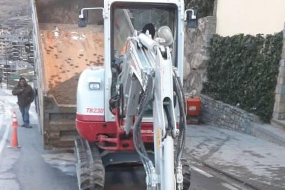 Treballs per restablir el subministrament d'aigua a la carretera de la Rabassa