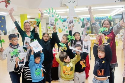 Infants fent manualitats